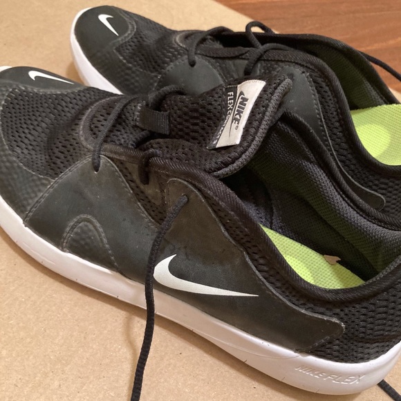 Boys Black Nike Runners - Picture 2 of 5